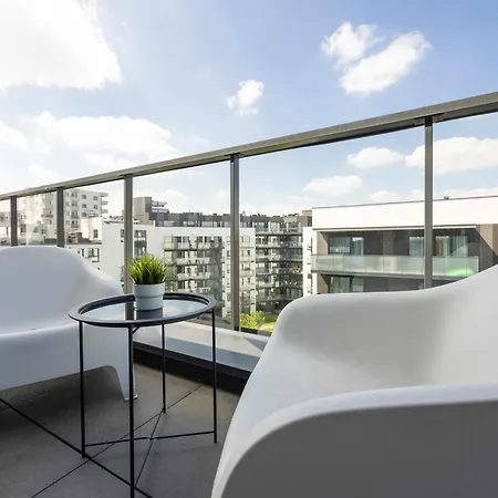 Apartment Modern & Stylish With Balcony By Renters *