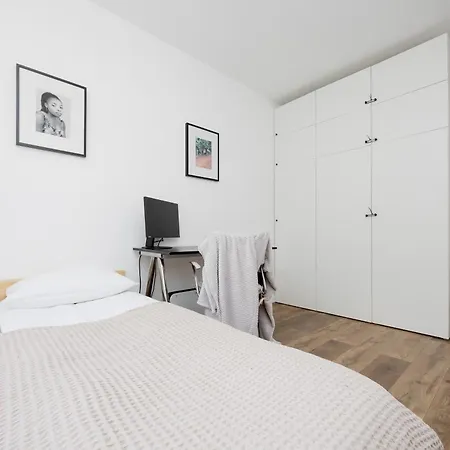 Apartment Modern & Stylish With Balcony By Renters *