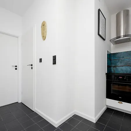 Modern & Stylish With Balcony By Renters * Varsovia