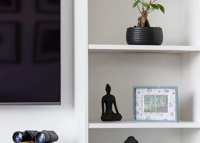 Modern & Stylish With Balcony By Renters Lägenhet *