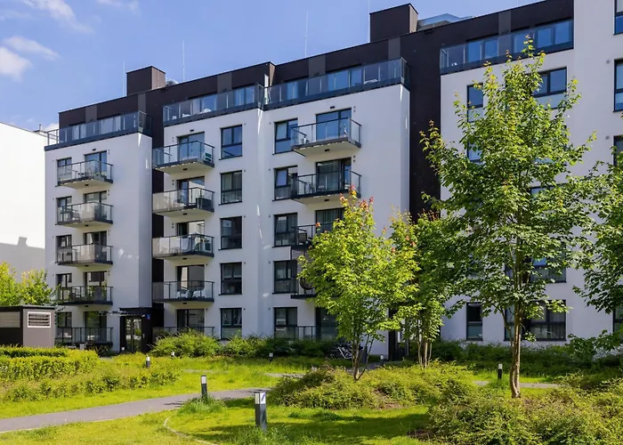 Modern & Stylish With Balcony By Renters Lägenhet