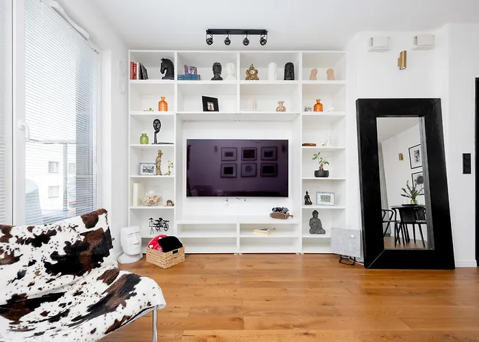 Modern & Stylish With Balcony By Renters Lägenhet Warszawa