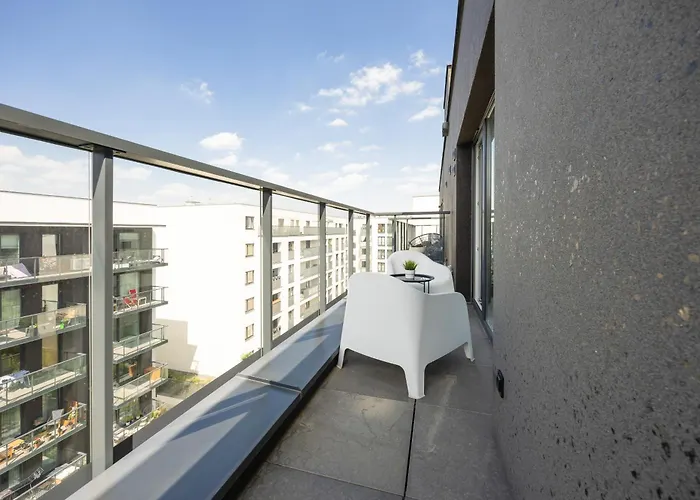 Modern & Stylish With Balcony By Renters Lägenhet Warszawa