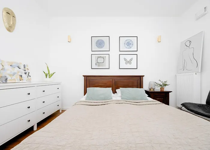 Modern & Stylish With Balcony By Renters Warszawa