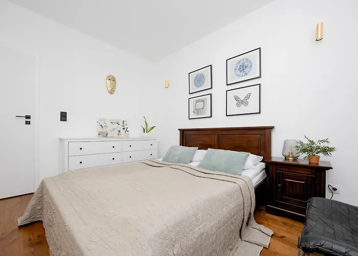 Modern & Stylish With Balcony By Renters Lägenhet *