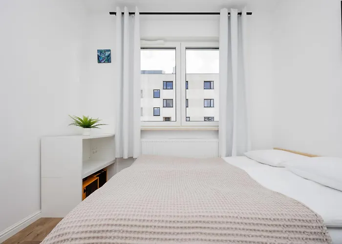 Modern & Stylish With Balcony By Renters Lägenhet *