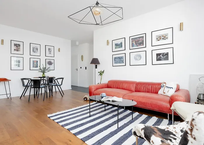 Modern & Stylish With Balcony By Renters Lägenhet *