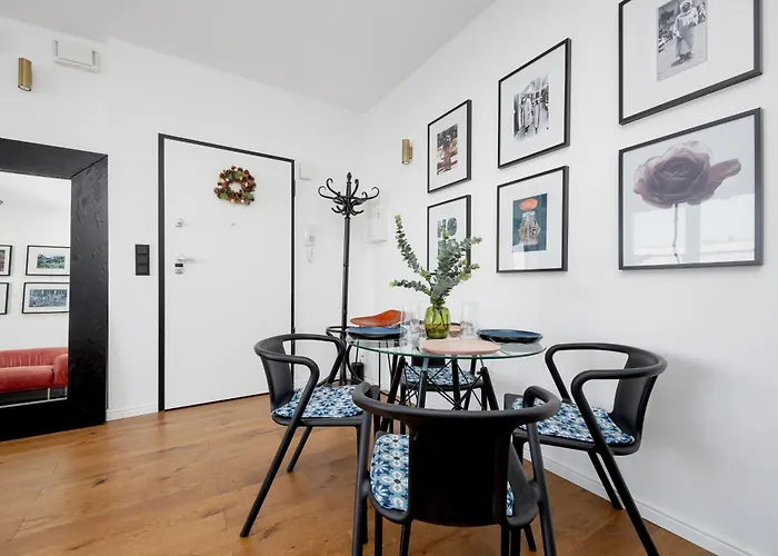 Modern & Stylish With Balcony By Renters Lägenhet Warszawa