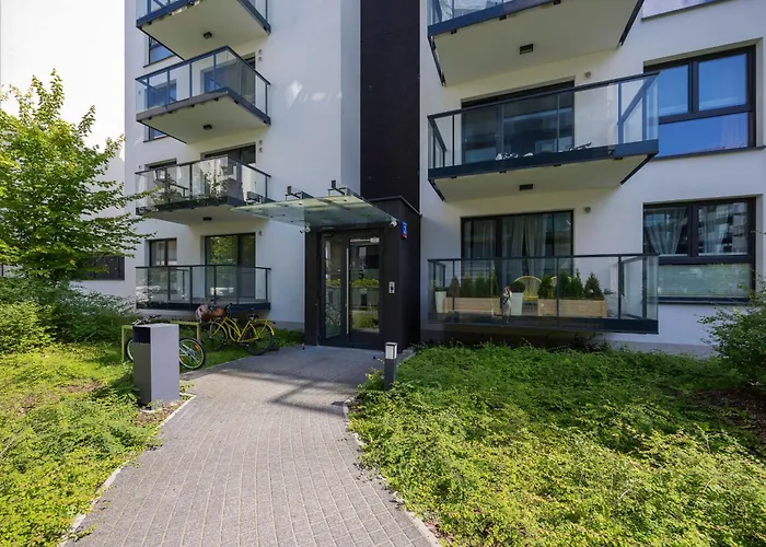 Modern & Stylish With Balcony By Renters Lägenhet *