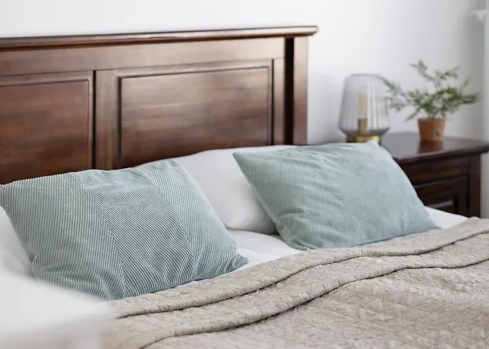 Modern & Stylish With Balcony By Renters *