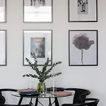 Modern & Stylish With Balcony By Renters Apartman Varsó