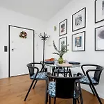 Modern & Stylish With Balcony By Renters Apartman Varsó
