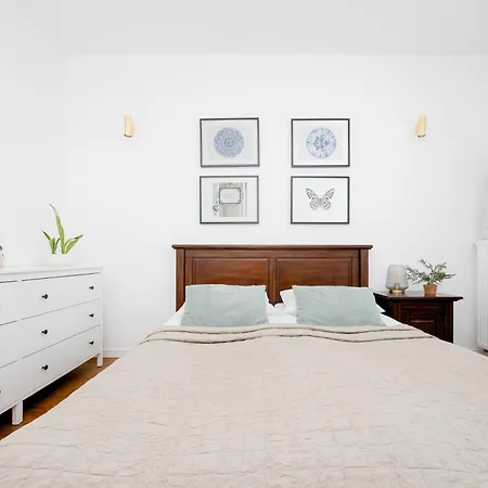 Modern & Stylish With Balcony By Renters Varšava